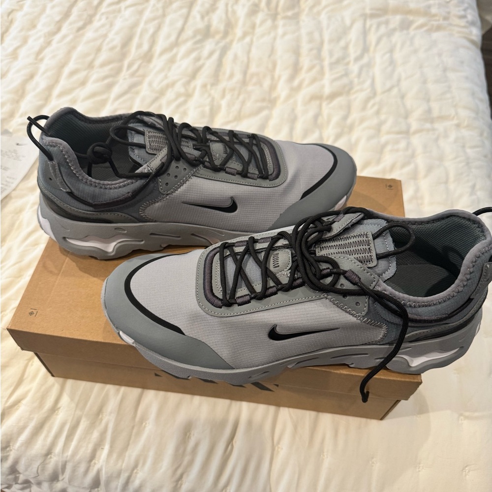 Nike Men's Gray and Black Sneakers